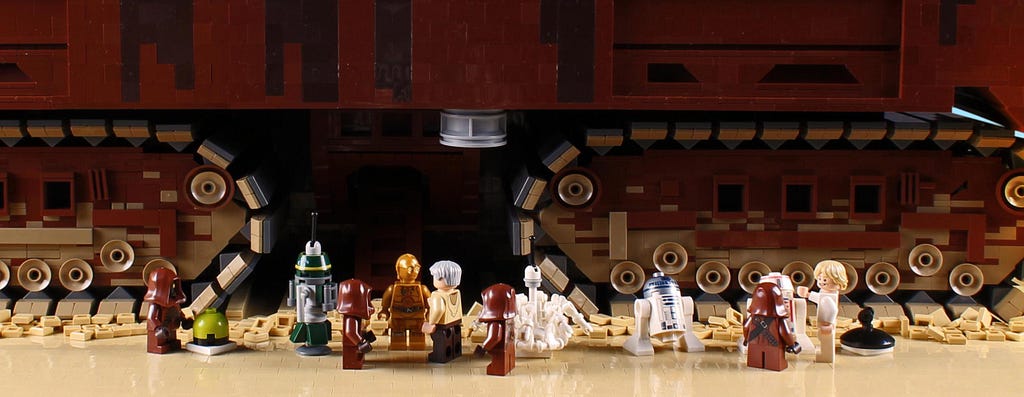 Jawas, C3P0, R2D2, Obi-Wan and Luke talking near a Sandcrawler