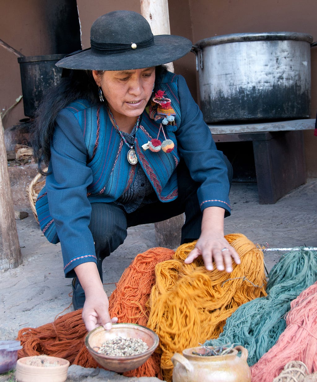 Nilda Callañaupa, director and president of Peru’s Center for Traditional Textiles of Cusco, talks with visitors about the beauty and importance of natural dyes. (© April Orcutt. All Rights Reserved)