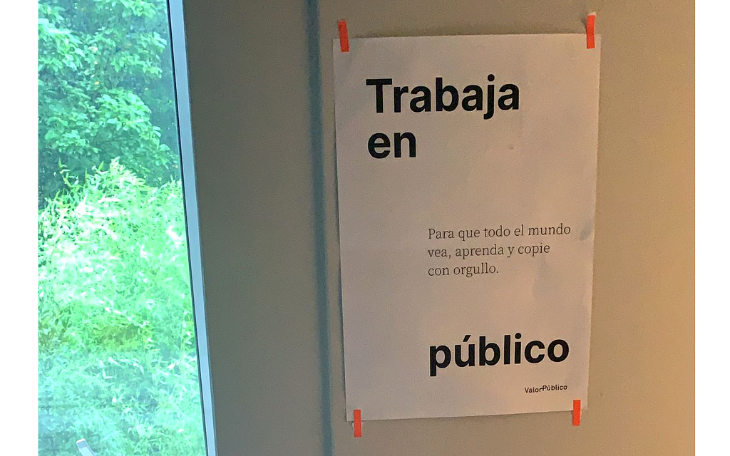 Poster que dice: Trabaja en público. Para que todo el mundo vea, aprenda y copie con orgullo.
