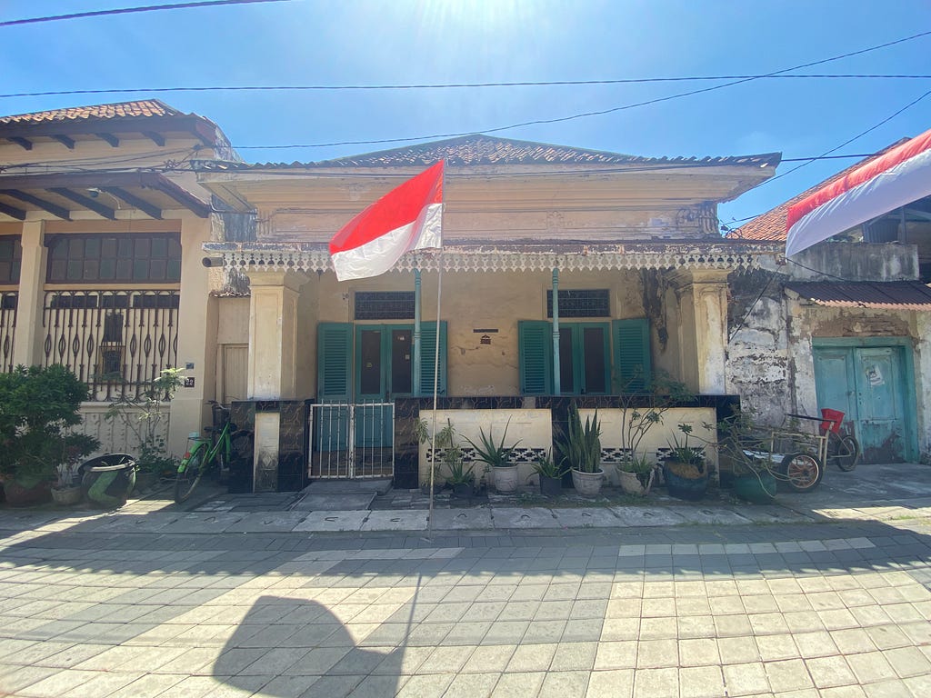 Foto bendera merah putih di depan rumah kuno di Surabaya