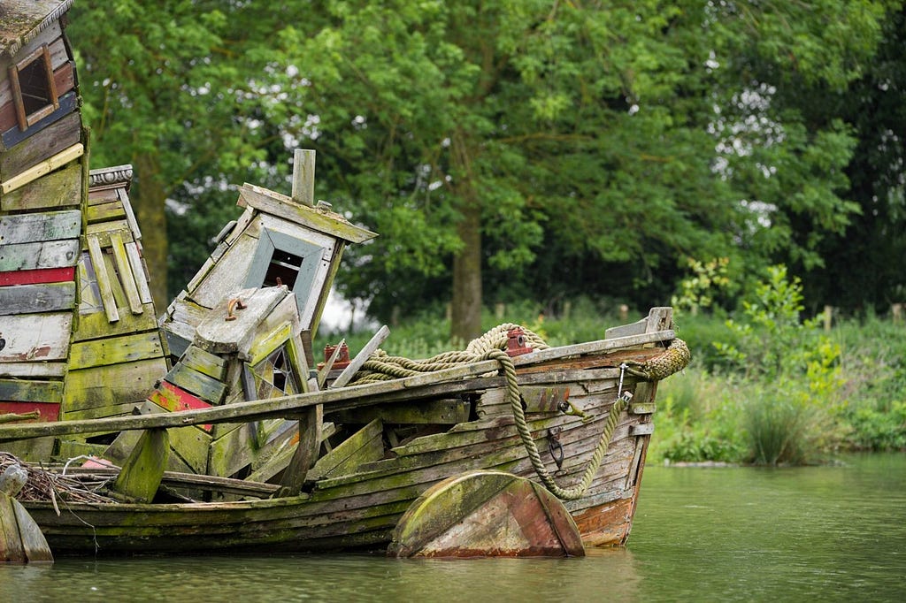 Un bandeau abandonné dans un étang en fôret