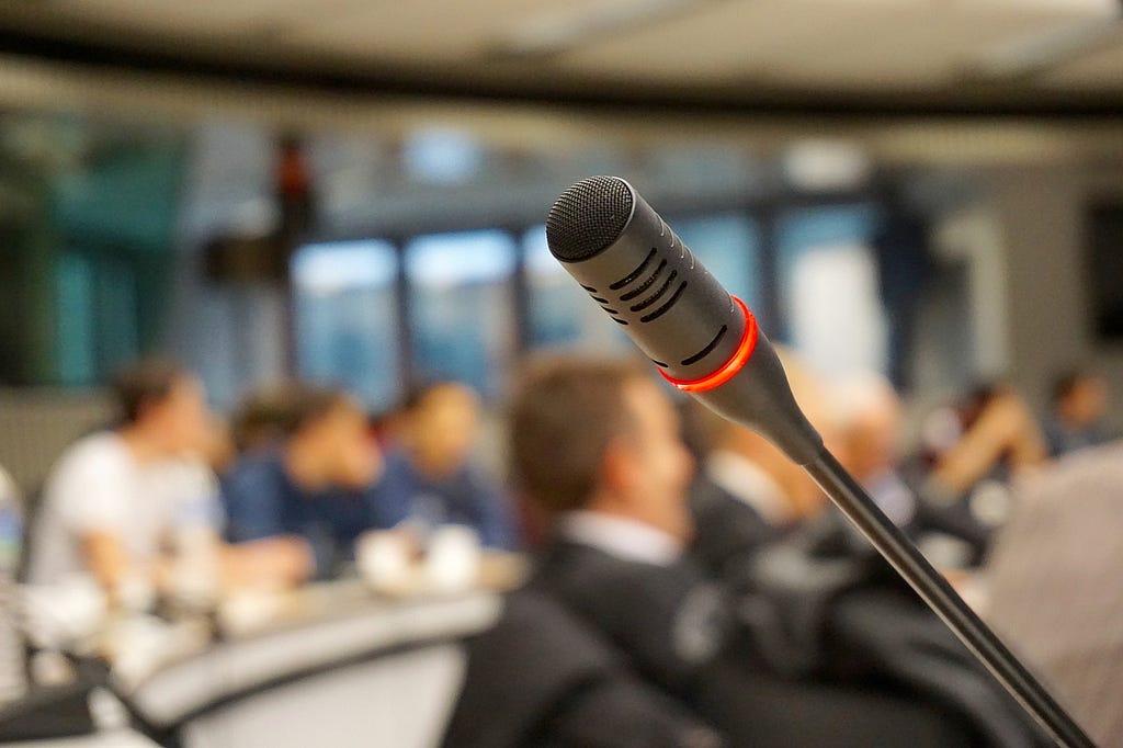 A piece of microphone for a participant at a conference, seminar, or workshop to make a speech.