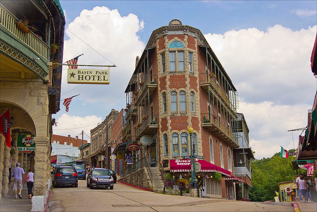 Picture of the town of Eureka Springs, Arkansas.