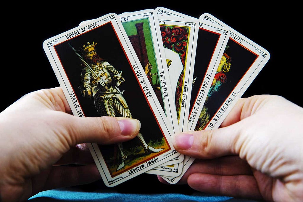 Siapa Pembaca Tarot yang bagus bagi kamu ?