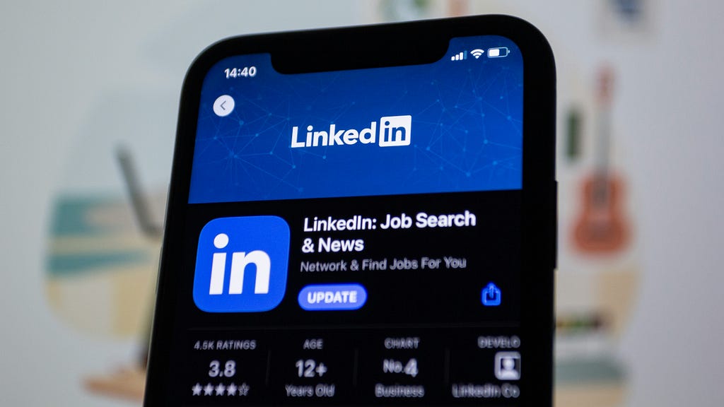 How to Optimize your LinkedIn Profile for Landing a Design Job — DesignFrens newsletter by Mohammad Adineh