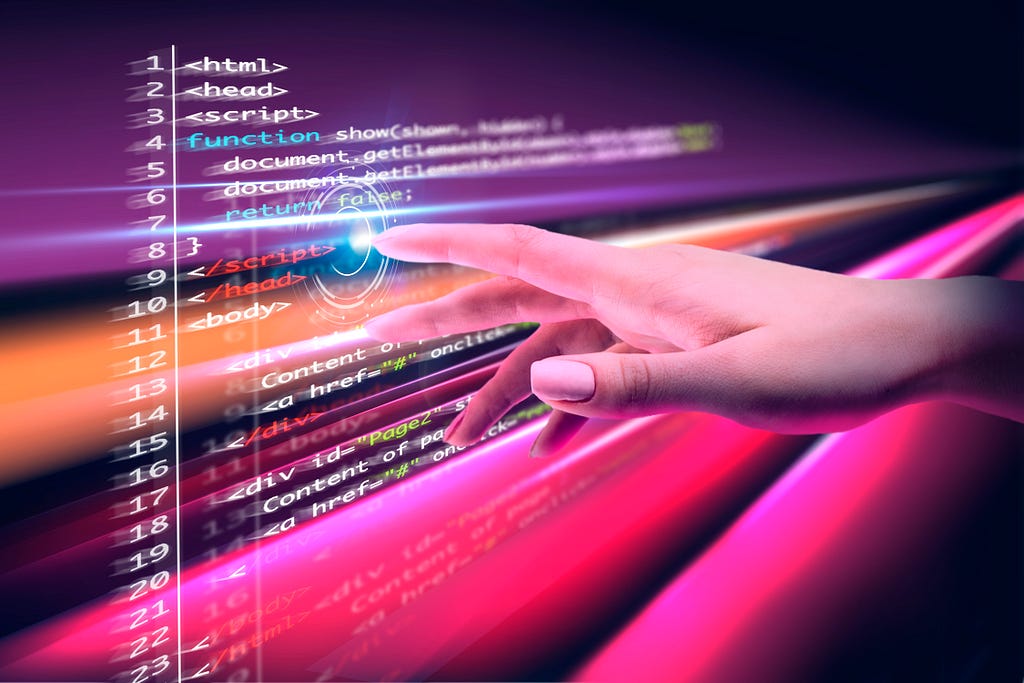 Mão feminina toca a tela de um computador com código HTML, que gera uma reação em círculos crescentes em onda.