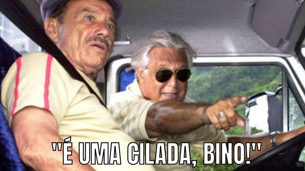 Dois senhores dentro de um caminhão. Um dos senhores está de óculos escuros e apresenta uma expressão de urgência. Ele está apontando um dos dedos para fora do carro, aparentemente direcionando para algo/alguém. O outro senhor, por outro lado, está assustado e olhando para o ponto que lhe foi direcionado. Na parte inferior da imagem está escrito “É uma cilada, Bino!”, famosa frase da minissérie brasileira “Carga Pesada”.