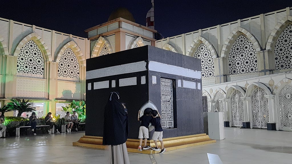 Replika Kabah yang Ada di Masjid Nurul Iman Blok M. Kabah ini digunakan sebagai sarana manasik.