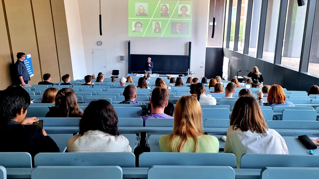 The dean of the media faculty Markus Heinker greets students from Germany, Austria, Romania, Ukraine, Peru and Sweden at the beginning of the Immersive Week of Hochschule Mittweida