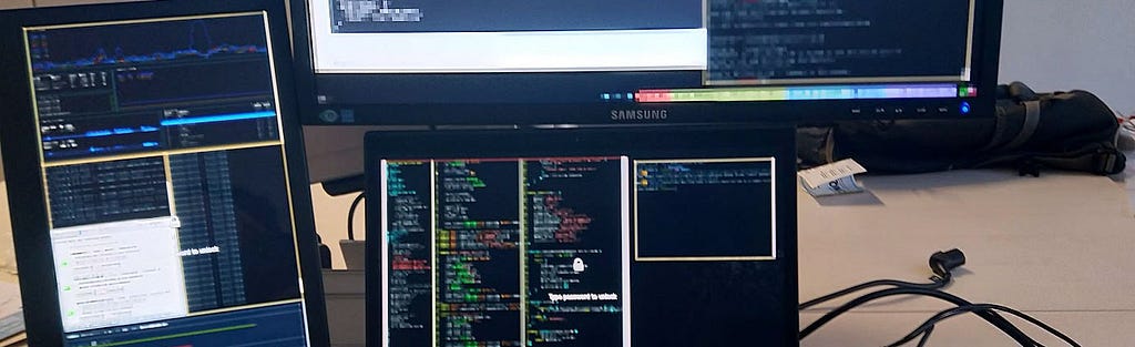 Photo d’écrans d’ordinateur sous Linux affichant divers applications techniques colorées