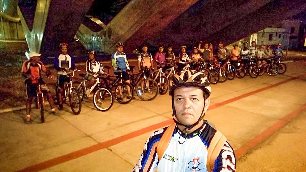 E.g., Frank Barroso, geógrafo e jornalista com alguns ciclistas em Uberlândia