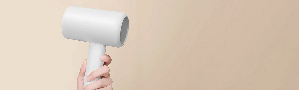 Xiaomi Compact Hair Dryer H101 hold in the hand