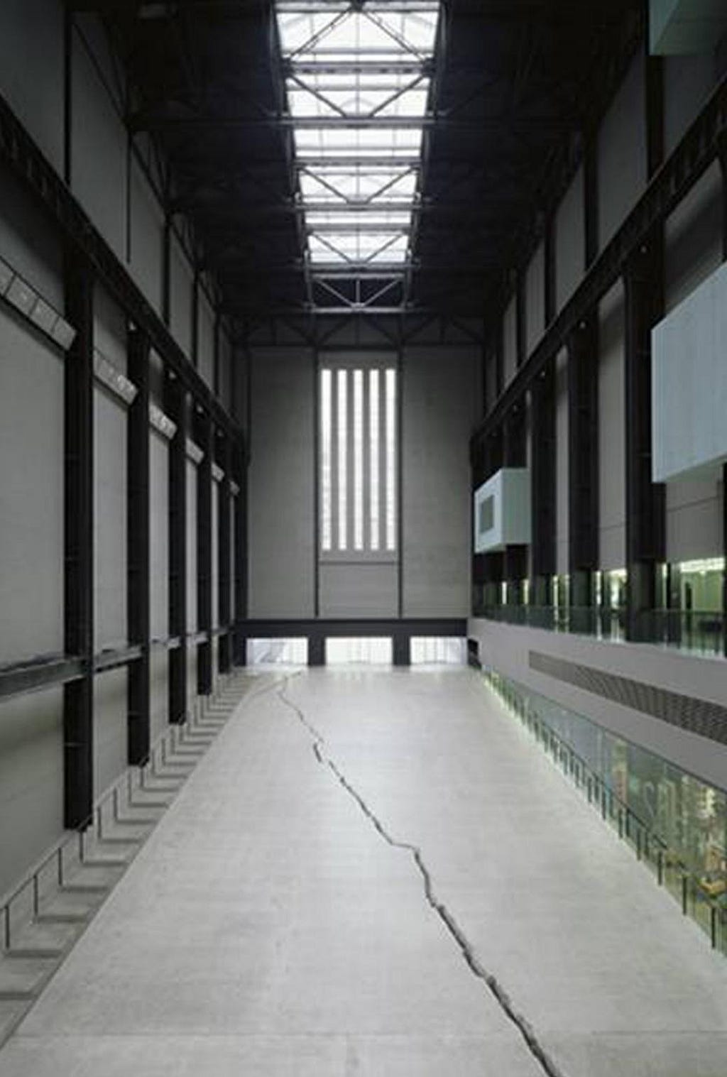 “Shibboleth” (2007) — Doris Salcedo  Una fisura irregular de 167 metros atraviesa el suelo de cemento de la Turbine Hall en la Tate Modern, Londres, revelando una matriz de metal y hormigón, y fue posteriormente sellada dejando una cicatriz permanente.