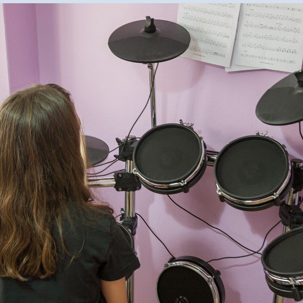 Ragazza che Suona la Batteria Elettronica