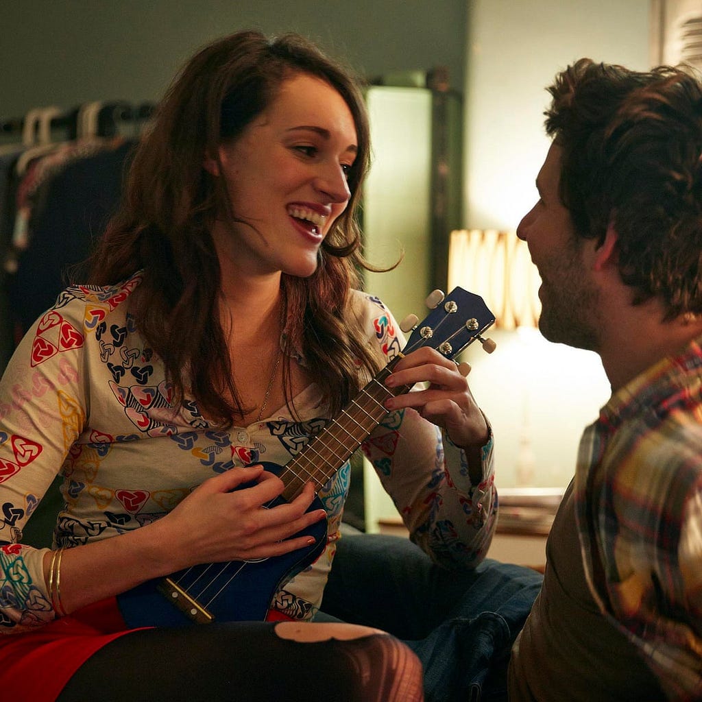 Lulu (Phoebe Waller-Bridge) e Anthony (Damien Molony) formam uma das duplas mais interessantes da série