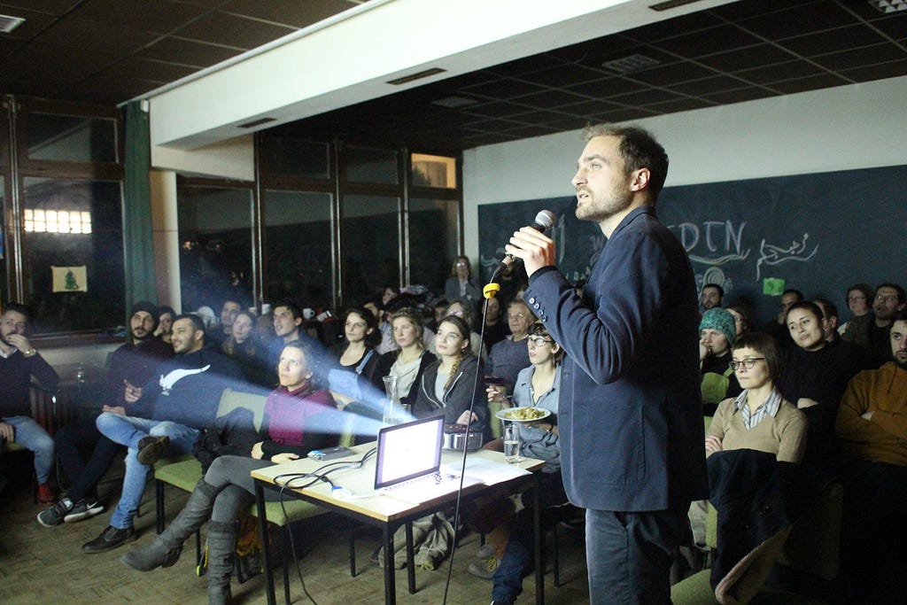 Vincent Haiges giving a lecture at Neue Nachbarschaft // Moabit — 2018