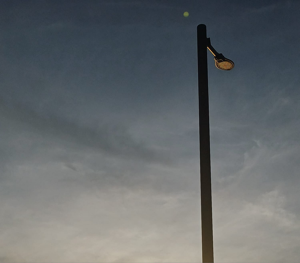 the streetlight in the middle of twilight, quietly asking me what kind of journey I had back then