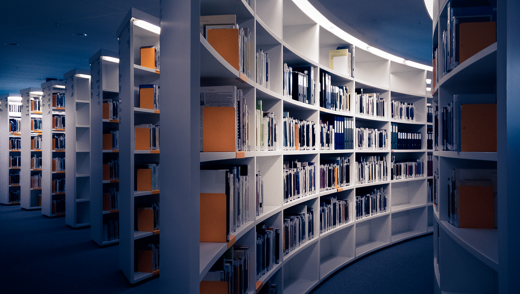 Foto da biblioteca IHEID por Martin Adams no Unsplash.