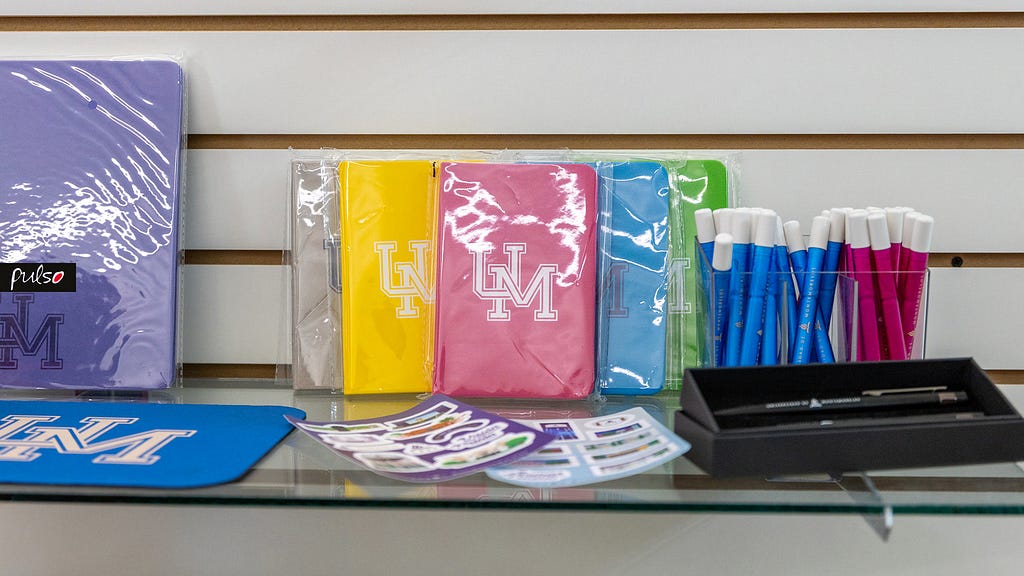 Algunos de los productos que puedes encontrar en tUMerch. Fotografía por: Universidad de Montemorelos / Dania Gutiérrez.