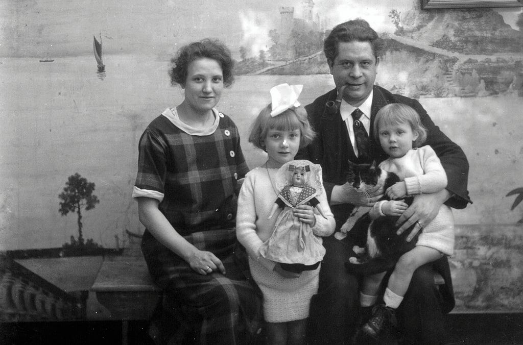Felix Timmermans met zijn echtgenote Marieke en dochtertjes Lia (staand) en Clara, ca. 1925 — foto Edgar Barbaix