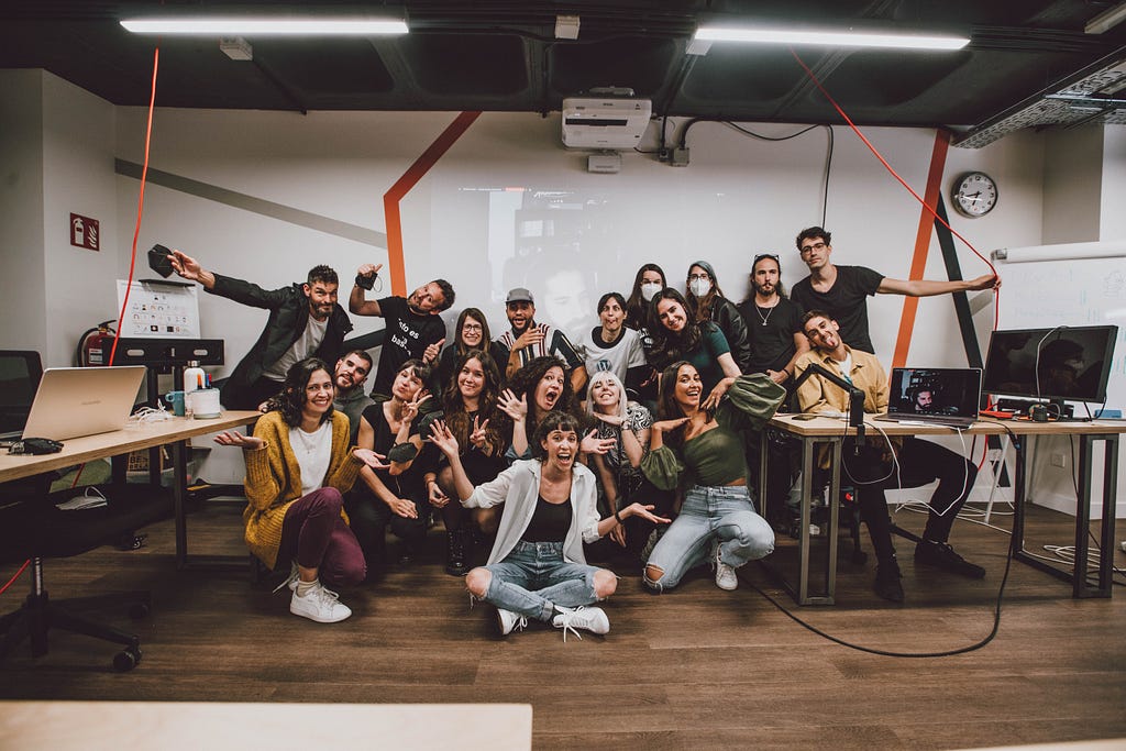 Foto de la clase con los maravillosos profesores Olga y Raúl, y todos compañeros