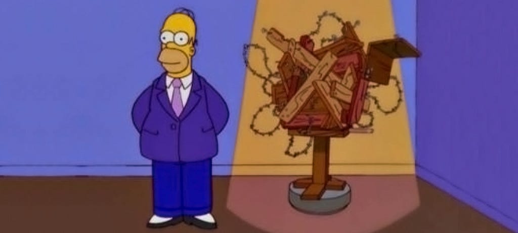 Homer Simpson posa orgulloso junto a su obra de arte: una casita para pájaros convertida en una maraña de madera y alambre de espino.