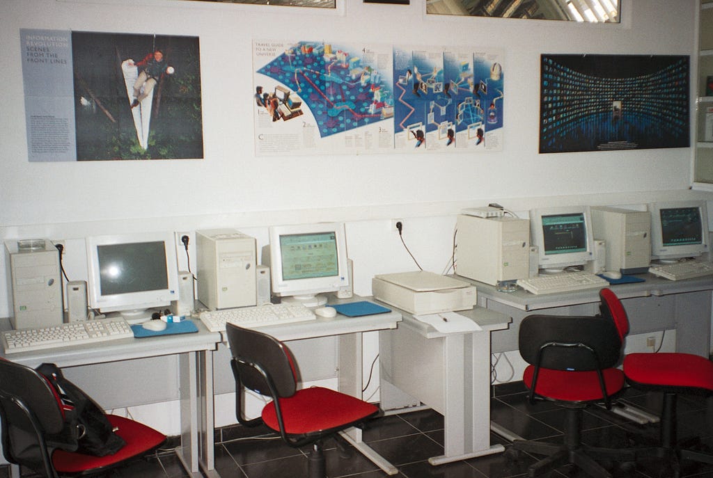 Fila de computadores com monitores CRT