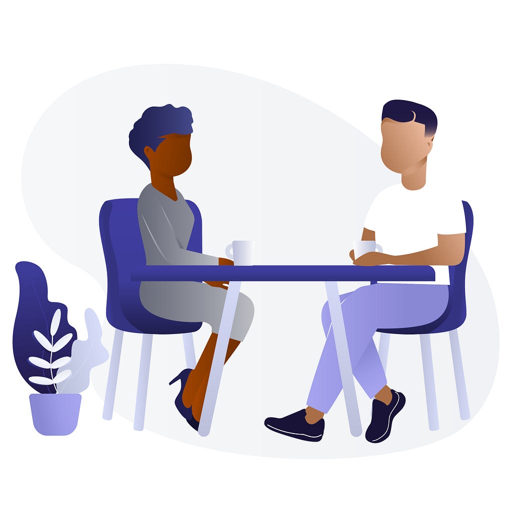 Uma mulher negra e um homem negro sentados conversando e tomando café.