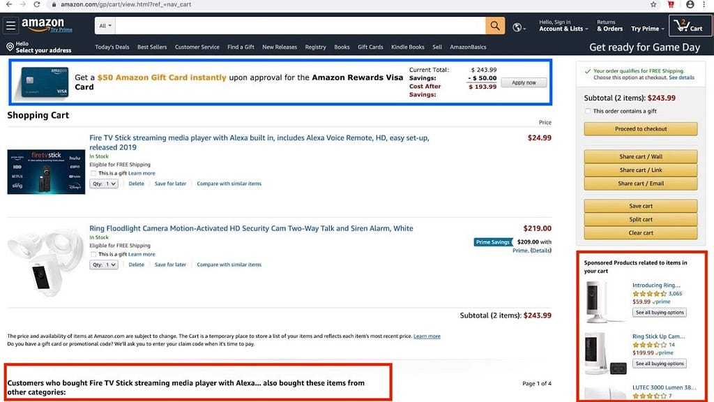 Print da página de carrinho de compras da Amazon, com exemplos de cross selling, marcados com uma linha vermelha, e up selling, com uma linha azul.