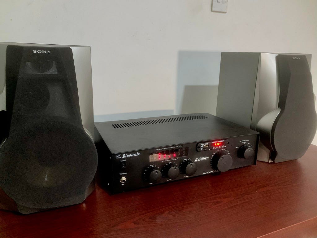 The finished amplifier connected with Sony MHC VX5 speakers