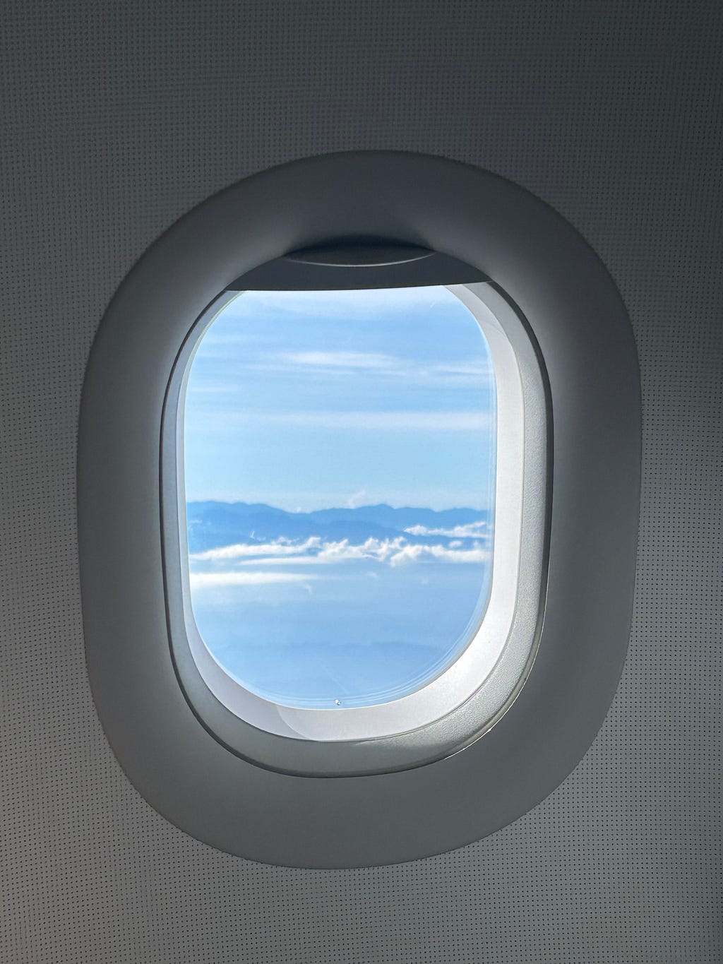 坐飛機仍然最喜歡看窗外~雲層上真的好美呀~