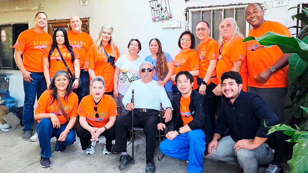 &nbsp; El equipo de&nbsp;White Memorial visitando a los adultos mayores que han recibido apoyo de ellos, a través de UPS.&nbsp;Fotografía cortesía por Universidad Promotora de la&nbsp;Salud.&nbsp;&nbsp;