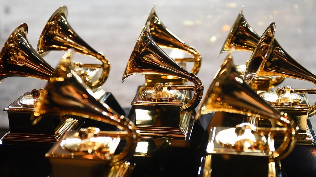 troféu da premiação grammy. O formato do prêmio é uma vitrola de ouro com uma base quadrada preta que segura a vitrola.