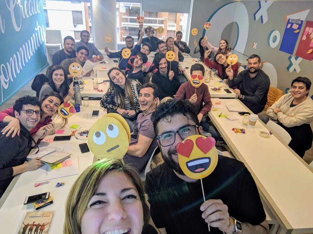 Personas de IT, Producto y UX sonriendo frente a cámara luego de un workshop de trabajo.