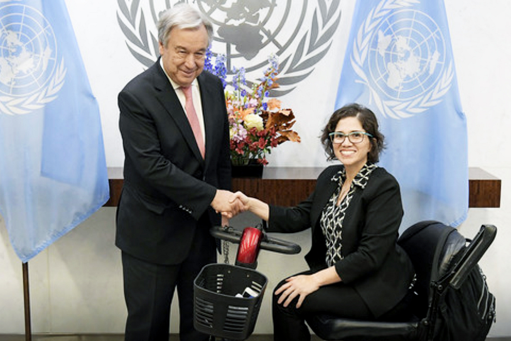 Catalina Devandas Aguilar estrecha la mano del Secretario General de la ONU, Antonio Guterres