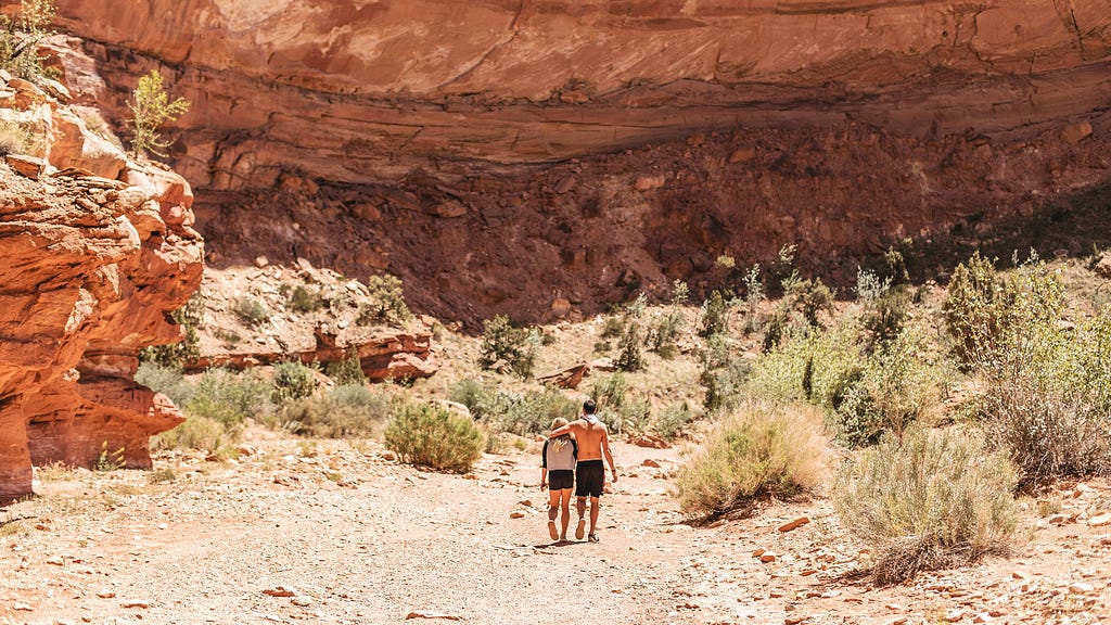 Hiking couple in desert.