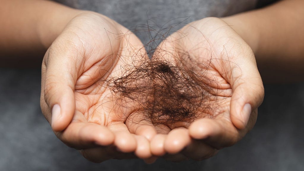 ¿Por qué se cae el pelo durante la menopausia?