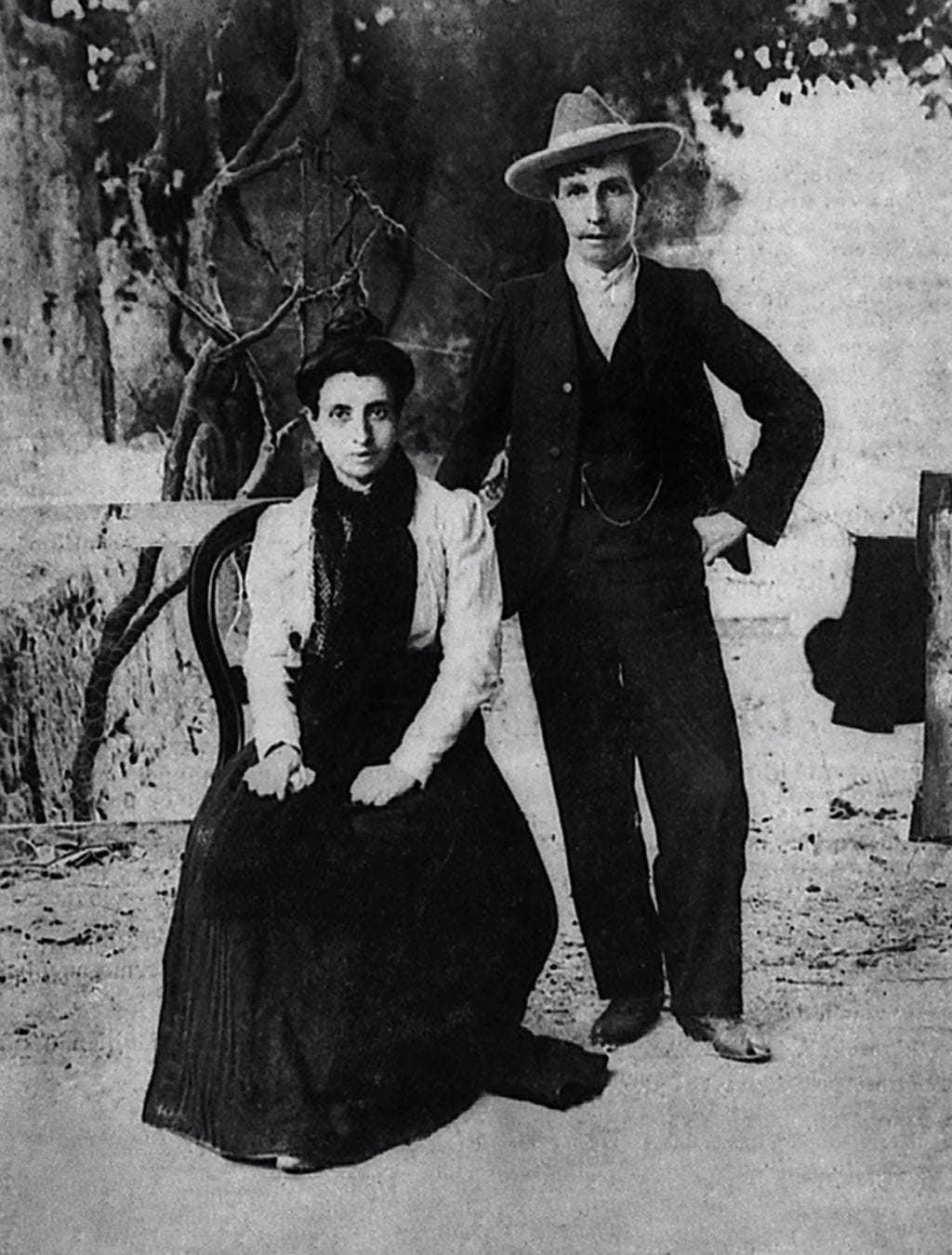 Marcela Sánchez and Elisa Gracia in 1901 posing for a picture