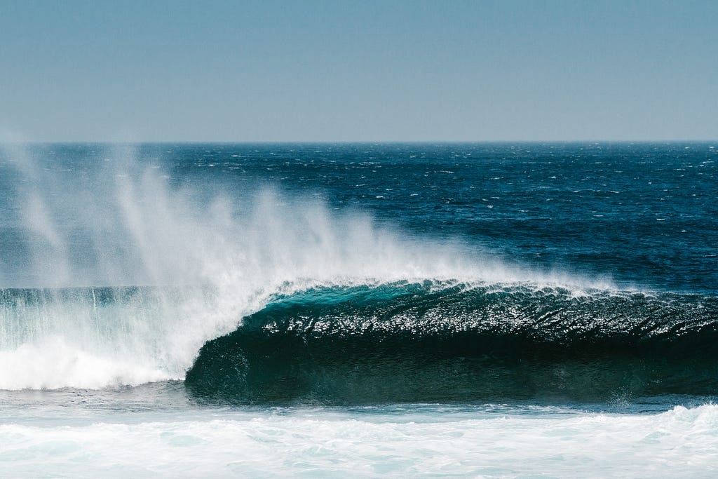 sea with a big wave. photo by Jairo Díaz, source scop.io