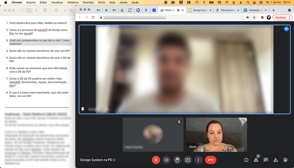 Print da tela com duas janelas abertas: em uma, existem anotações com perguntas da entrevista. Na outra, três pessoas estão em uma vídeo-chamada: eu conduzindo o papo, a pessoa entrevistada (borrada na imagem) e uma pessoa que anotava os principais pontos (também borrada na imagem).