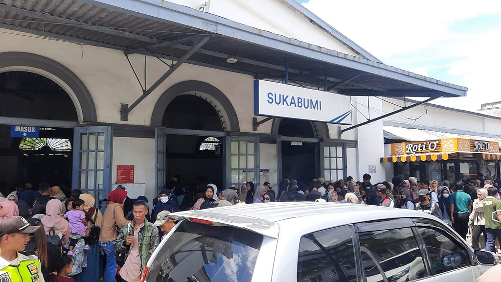 Situasi di depan Stasiun Sukabumi setelah kedatangan KA Siliwangi dan jelang keberangkatan KA Pangrango