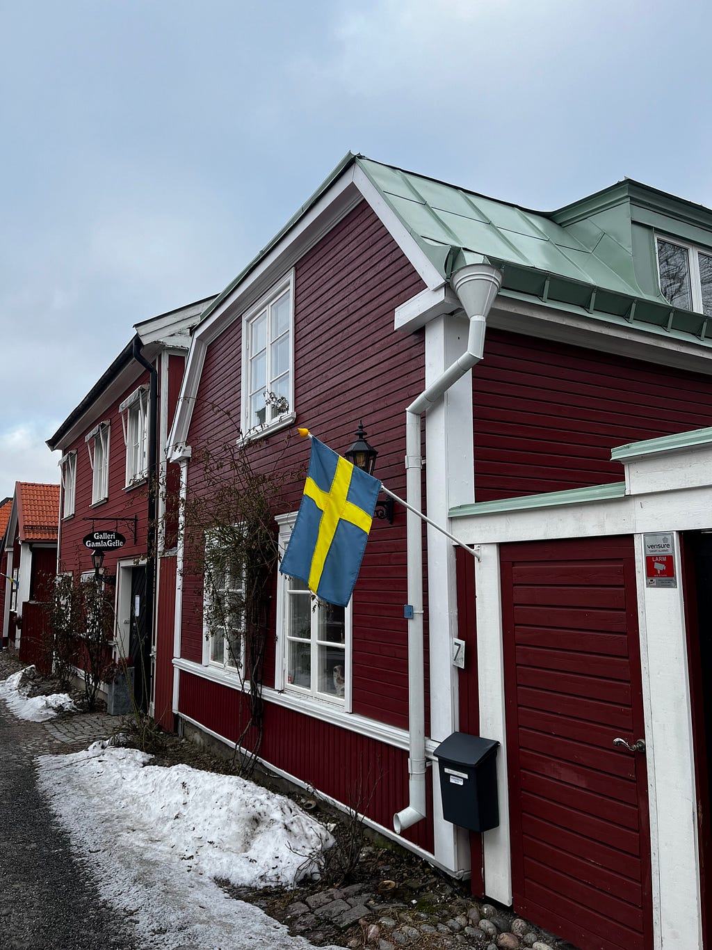 House in Gamla Gävle with a Swedish flag in the front door.