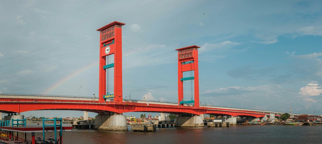 Jembatan Ampera, Ikon yang membelah Kota Palembang sebagai sarana penghubung bagi masyarakat daerah Seberang Ulu dan Seberang Ilir. Nama lain jembatan Ampera adalah Jembatan Bung Karno. Pada awalnya, bagian tengah, bagian belakang dan bagian depan badan jembatan ini bisa diangkat ke atas agar tiang kapal yang lewat dibawahnya tidak tersangkut badan jembatan. Sejak tahun 1970, aktivitas turun naik bagian tengah jembatan ini sudah tidak dilakukan lagi. Alasannya, waktu yang digunakan untuk mengang