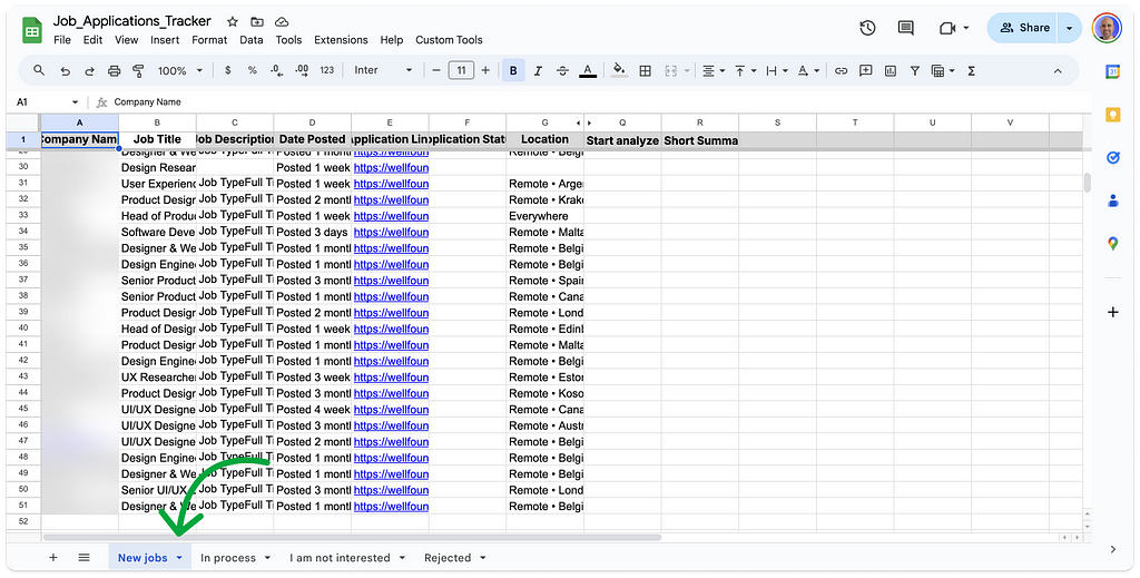 Resimde Google E-Tablolar'da bir iş başvurusu izleme elektronik tablosu gösterilmektedir. Elektronik tabloda "Şirket Adı", "İş Ünvanı", "İş Tanımı", "Yayınlanma Tarihi", "Başvuru Bağlantısı", "Başvuru Durumu", "Konum", "Analiz Başlat" ve "Kısa Özet" etiketli sütunlar bulunmaktadır. "Yeni işler" başlıklı sekmeyi işaret eden bir ok, bu sekmenin seçildiğini gösterir. Elektronik tabloda, çoğunlukla Belçika, Malta ve Estonya gibi farklı konumlardaki uzaktan roller için iş ayrıntıları listelenmektedir. "Başvurular"