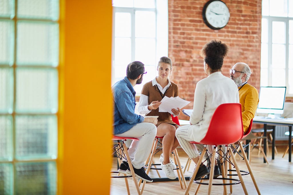 Profesores reunidos intercambiando opiniones.