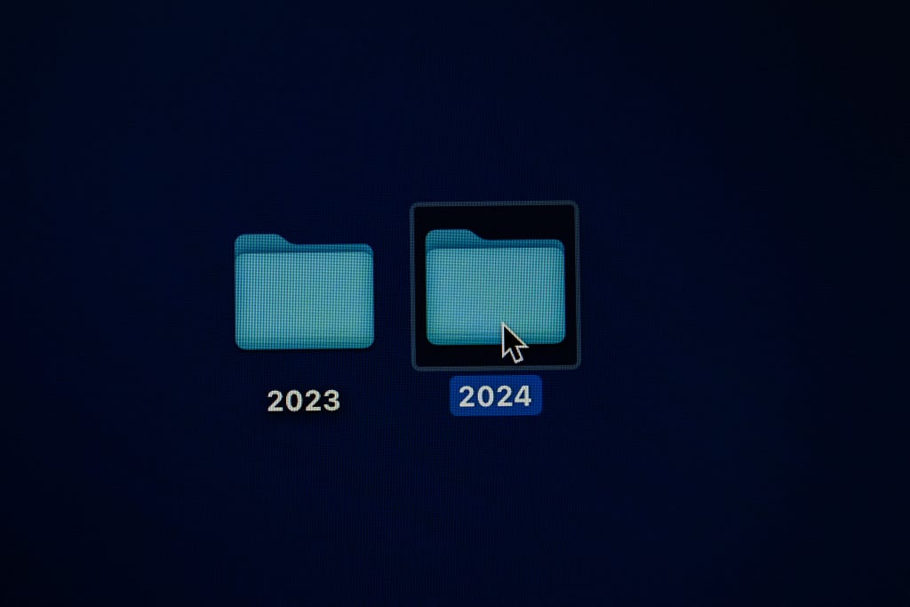 Dos carpetas dentro del ordenador, una llamada 2023 y otra 2024. La segunda está seleccionada con el mouse encima.