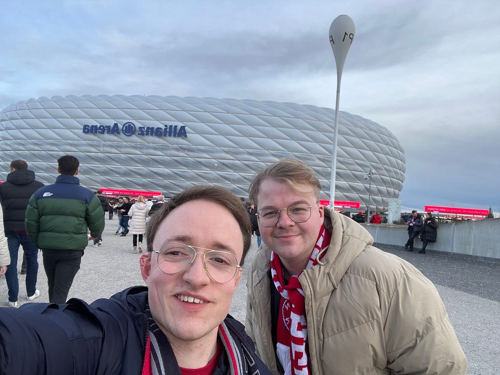 Ein Selfie von Tyll und Vincent vor der Allianz Arena