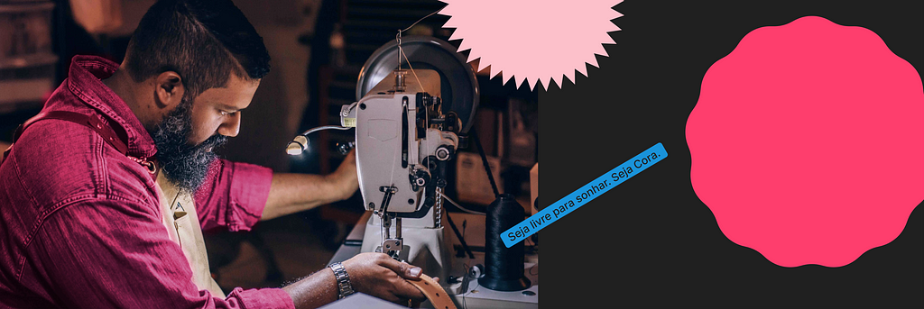 Foto de um homem concentrado, costurando um cinto de couro numa máquina, com elementos da identidade visual da Cora, acompanhado da frase "Seja livre para sonhar. Seja Cora."