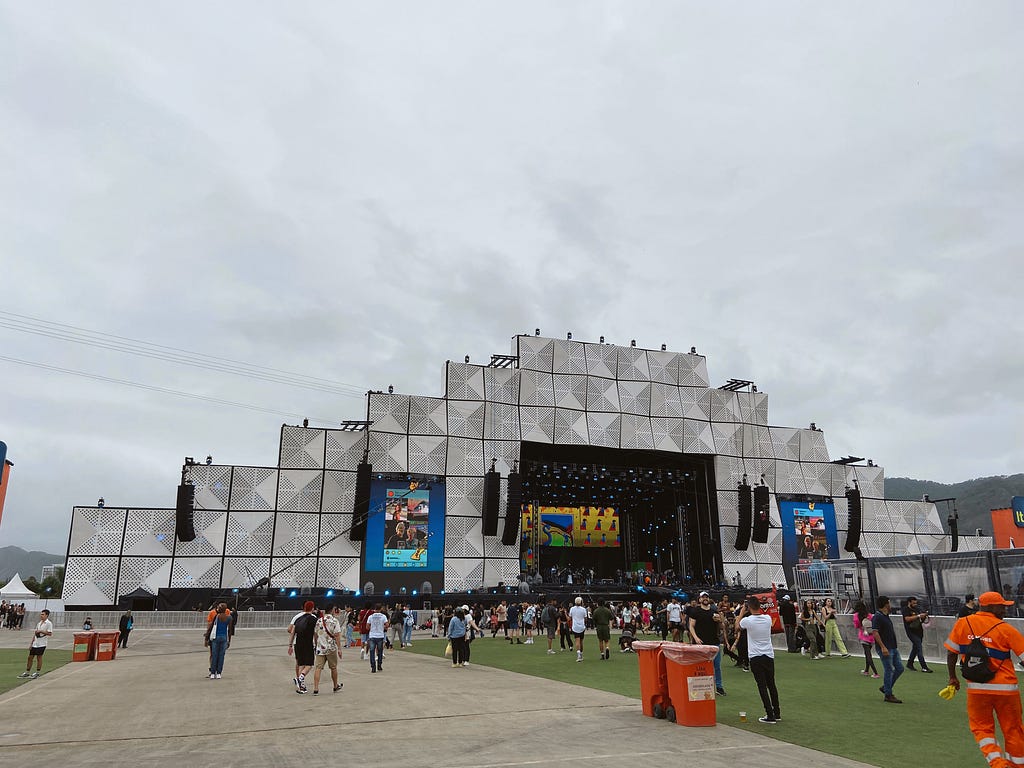 Uma foto do Palco Mundo do Rock in Rio que é feito de estrutura metálica em um dia com o céu cinzento e nublado