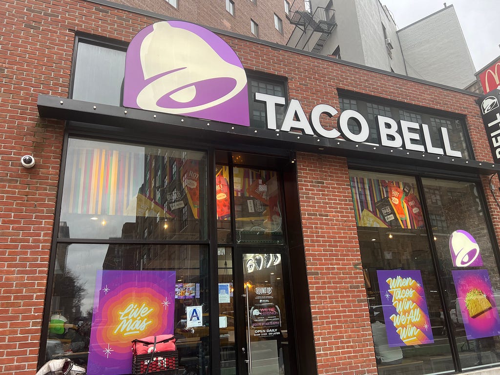 Exterior of Taco Bell restaurant.